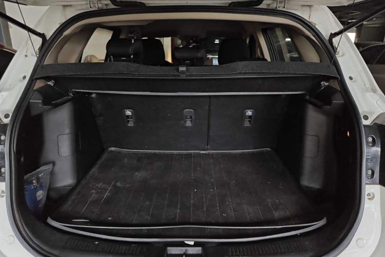 Used Suzuki S-Cross 2014 1.6L CVT Two-Wheel Drive Entry Model Trunk