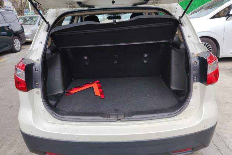 Used Suzuki S-Cross 2014 1.6L CVT Two-Wheel Drive Entry Model Trunk