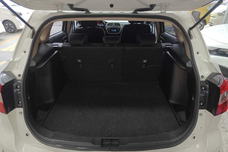 Used Suzuki S-Cross 2014 1.6L CVT Two-Wheel Drive Entry Model Trunk