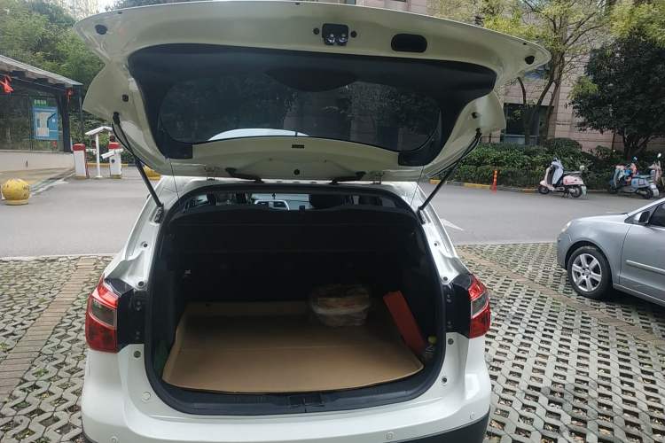 Used Suzuki S-Cross 2014 1.6L CVT Two-Wheel Drive Elite Version Trunk