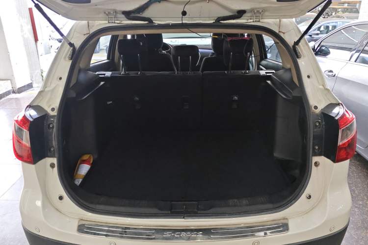 Used Suzuki S-Cross 2014 1.6L CVT Two-Wheel Drive Entry Model Trunk