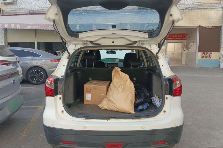 Used Suzuki S-Cross 2014 1.6L Manual Two-Wheel Drive Entry Model Trunk