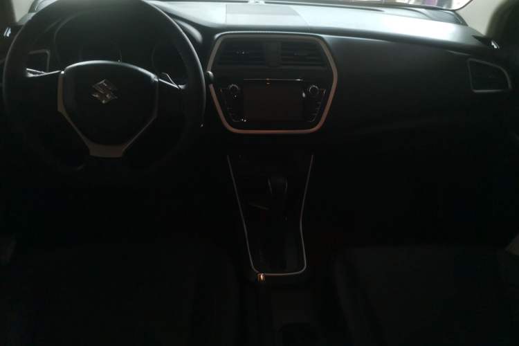 Used Suzuki S-Cross 2015 1.6L CVT Two-Wheel Drive Elite Version Center Console