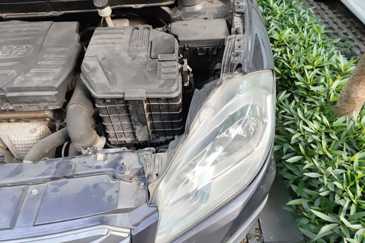 Used Suzuki S-Cross 2015 1.6L CVT Two-Wheel Drive Entry-Level Trim Engine Bay Left