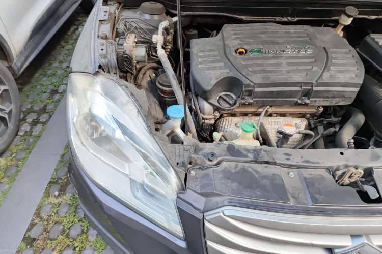 Used Suzuki S-Cross 2015 1.6L CVT Two-Wheel Drive Entry-Level Trim Engine Bay Right