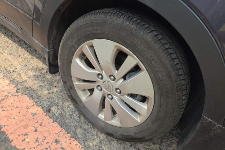 Used Suzuki S-Cross 2015 1.6L CVT Two-Wheel Drive Entry-Level Trim Exterior 1