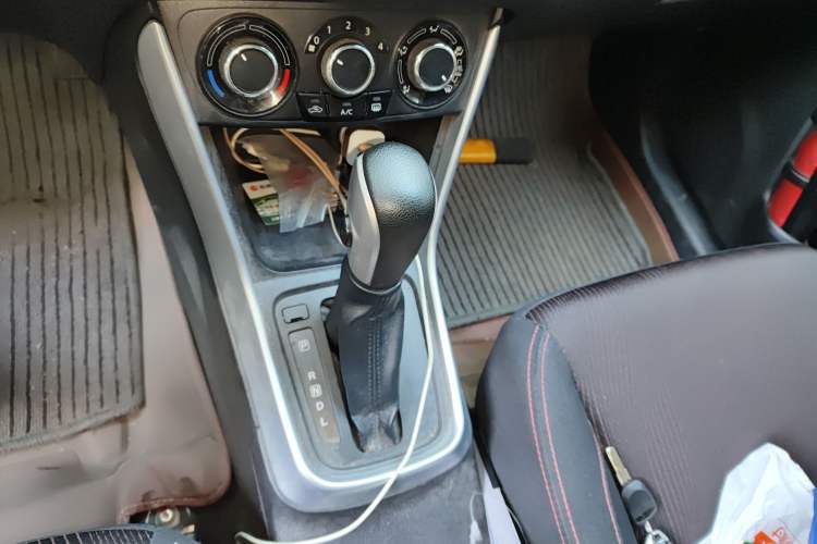 Used Suzuki S-Cross 2015 1.6L CVT Two-Wheel Drive Entry-Level Trim Gear Lever