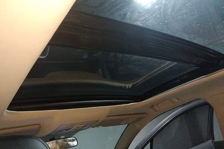 Used Suzuki S-Cross 2015 1.6L CVT Two-Wheel Drive Elite Version Headliner