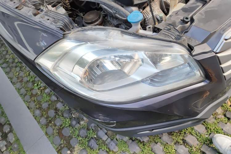 Used Suzuki S-Cross 2015 1.6L CVT Two-Wheel Drive Entry-Level Trim Right Front Headlight