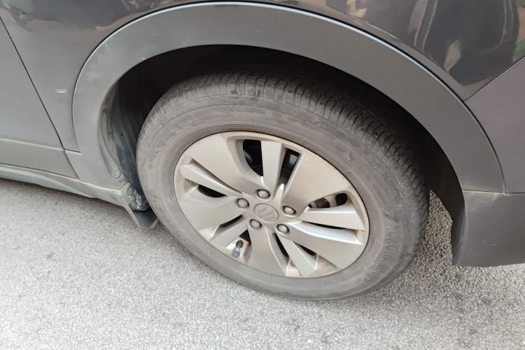 Used Suzuki S-Cross 2015 1.6L CVT Two-Wheel Drive Entry-Level Trim Right Front Wheel Hub