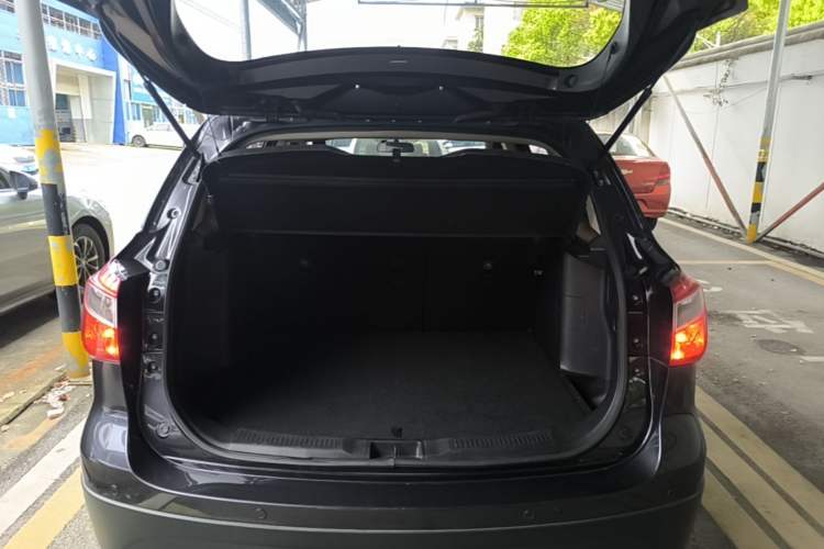 Used Suzuki S-Cross 2015 1.6L CVT Two-Wheel Drive Elite Version Trunk