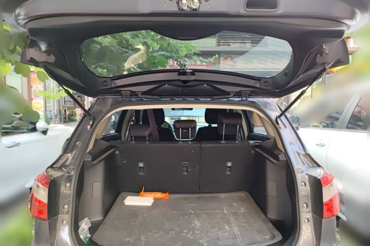 Used Suzuki S-Cross 2015 1.6L CVT Two-Wheel Drive Entry-Level Trim Trunk