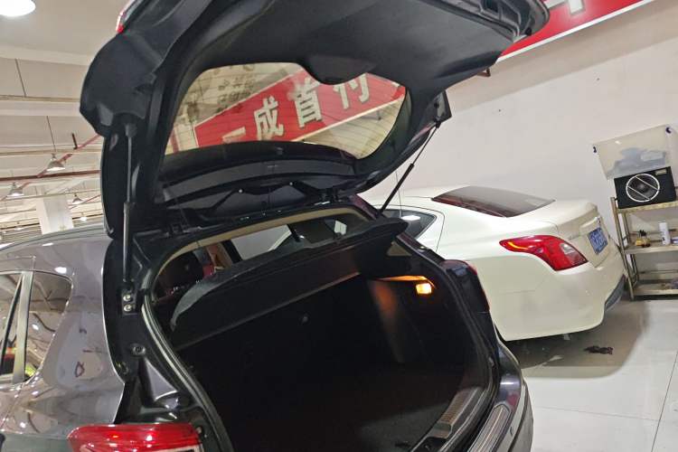Used Suzuki S-Cross 2015 1.6L CVT Two-Wheel Drive Entry-Level Trim Trunk