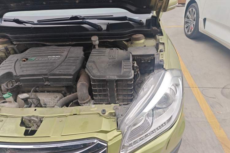 Used Suzuki S-Cross 2015 1.6L CVT Two-Wheel Drive Elite Version Engine Bay Left