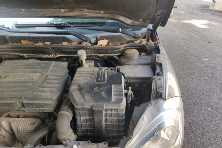 Used Suzuki S-Cross 2015 1.6L CVT Two-Wheel Drive Entry-Level Trim Engine Bay Left