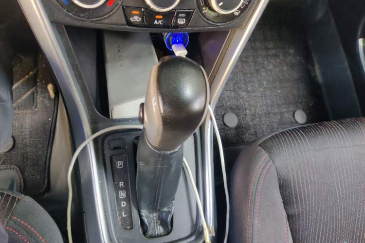 Used Suzuki S-Cross 2015 1.6L CVT Two-Wheel Drive Entry-Level Trim Gear Lever