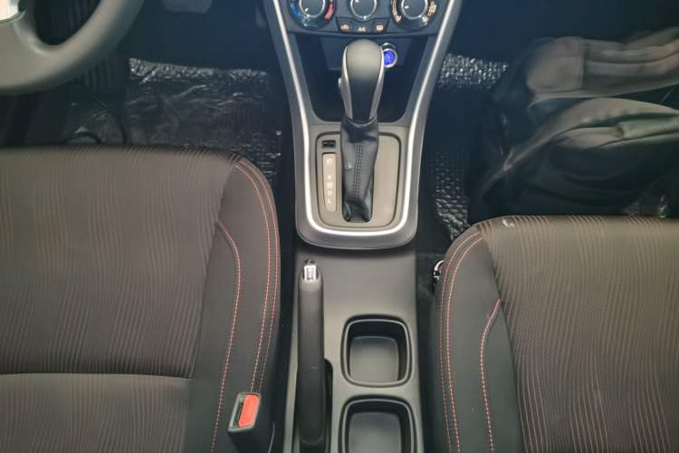 Used Suzuki S-Cross 2015 1.6L CVT Two-Wheel Drive Entry-Level Trim Gear Lever