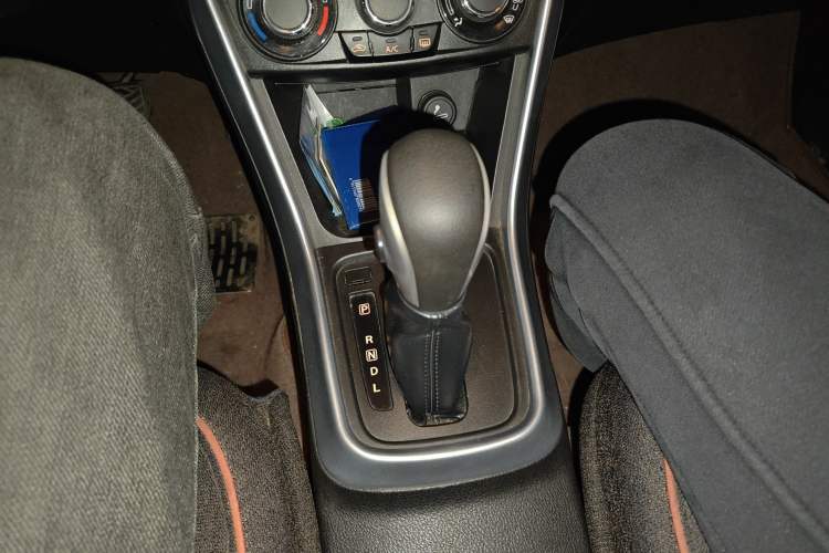 Used Suzuki S-Cross 2015 1.6L CVT Two-Wheel Drive Entry-Level Trim Gear Lever