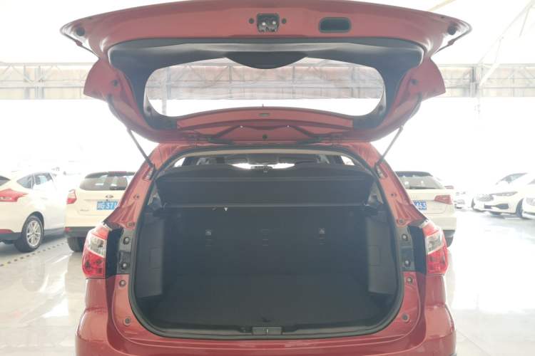 Used Suzuki S-Cross 2015 1.6L CVT Two-Wheel Drive Entry-Level Trim Trunk