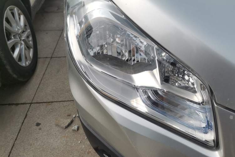 Used Suzuki S-Cross 2015 1.6L CVT Two-Wheel Drive Entry-Level Trim Right Front Headlight