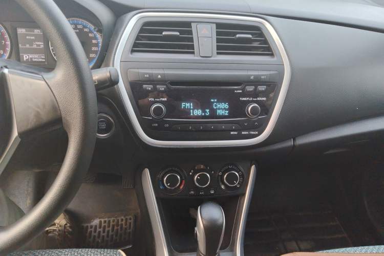 Used Suzuki S-Cross 2015 1.6L CVT Two-Wheel Drive Entry-Level Trim Audio And AC Panel