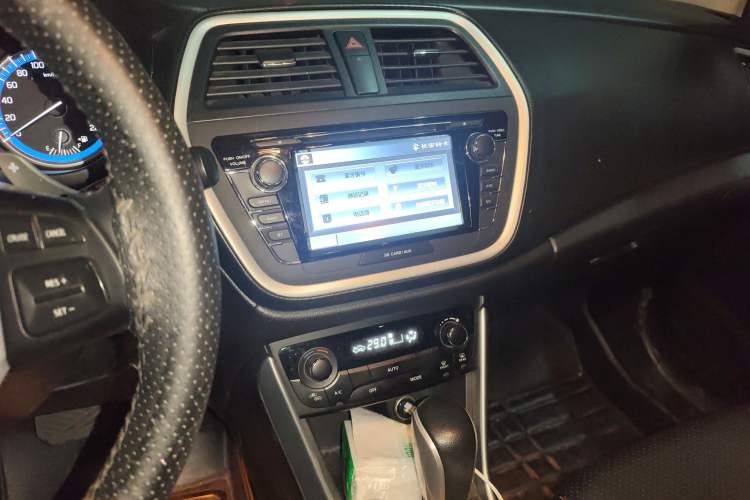 Used Suzuki S-Cross 2015 1.6L CVT Two-Wheel Drive Elite Version Audio And AC Panel