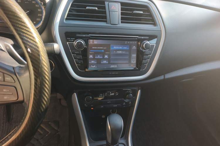 Used Suzuki S-Cross 2015 1.6L CVT Two-Wheel Drive Elite Version Audio And AC Panel