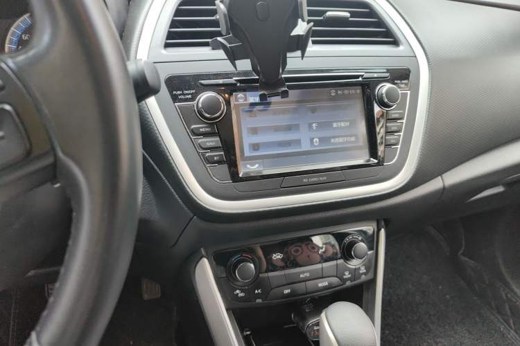 Used Suzuki S-Cross 2015 1.6L CVT Two-Wheel Drive Elite Version Audio And AC Panel