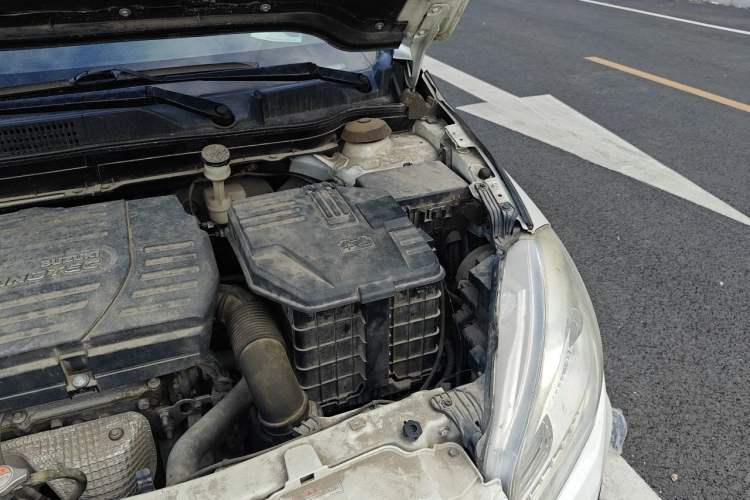 Used Suzuki S-Cross 2015 1.6L CVT Two-Wheel Drive Elite Version Engine Bay Left