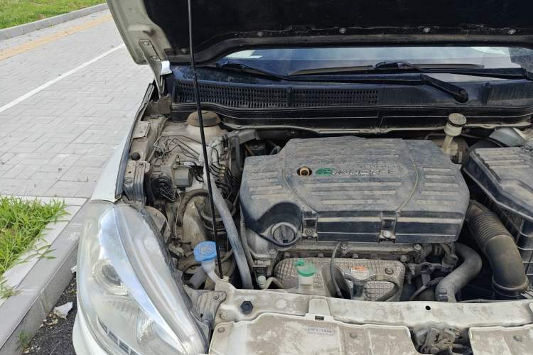Used Suzuki S-Cross 2015 1.6L CVT Two-Wheel Drive Elite Version Engine Bay Right