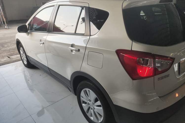 Used Suzuki S-Cross 2015 1.6L CVT Two-Wheel Drive Entry-Level Trim Exterior 3