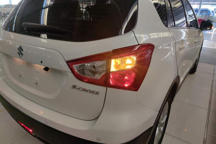 Used Suzuki S-Cross 2015 1.6L CVT Two-Wheel Drive Entry-Level Trim Exterior 6