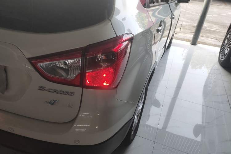 Used Suzuki S-Cross 2015 1.6L CVT Two-Wheel Drive Entry-Level Trim Exterior 6