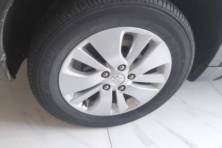 Used Suzuki S-Cross 2015 1.6L CVT Two-Wheel Drive Entry-Level Trim Exterior 8