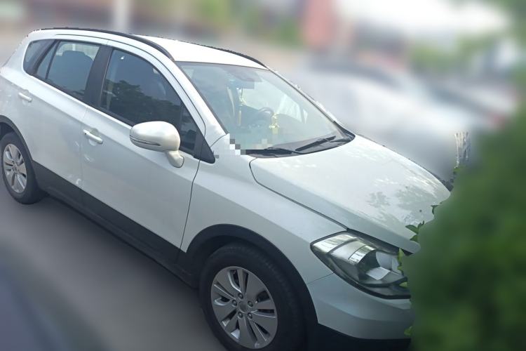 Used Suzuki S-Cross 2015 1.6L CVT Two-Wheel Drive Entry-Level Trim Front Right 45 Deg