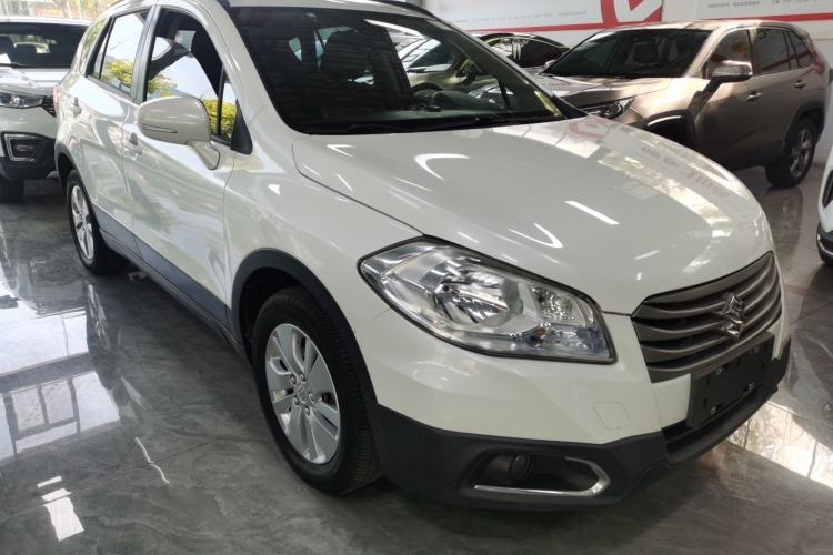 Used Suzuki S-Cross 2015 1.6L CVT Two-Wheel Drive Entry-Level Trim Front Right 45 Deg