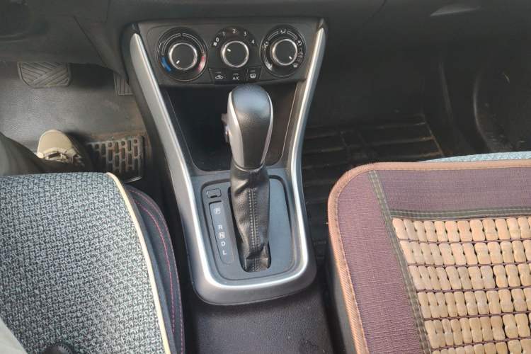 Used Suzuki S-Cross 2015 1.6L CVT Two-Wheel Drive Entry-Level Trim Gear Lever