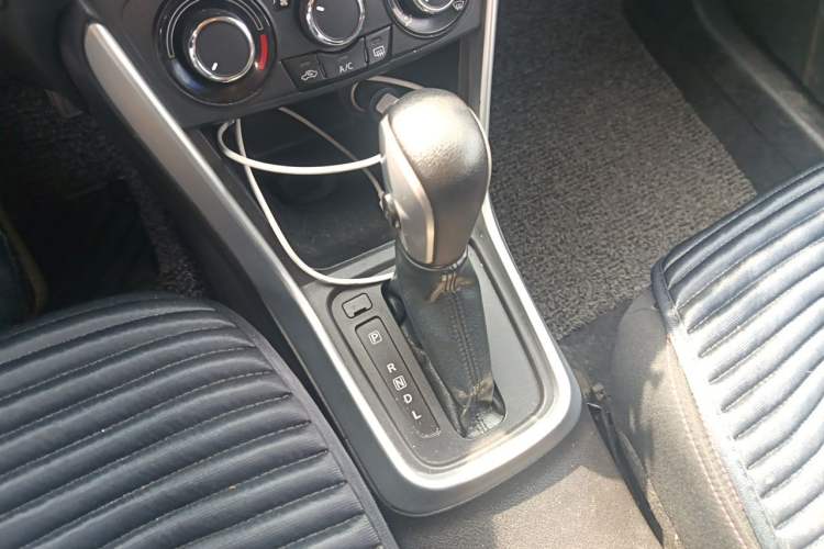 Used Suzuki S-Cross 2015 1.6L CVT Two-Wheel Drive Entry-Level Trim Gear Lever