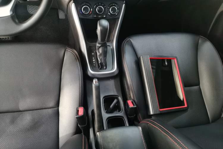 Used Suzuki S-Cross 2015 1.6L CVT Two-Wheel Drive Entry-Level Trim Gear Lever