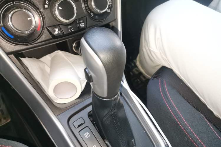 Used Suzuki S-Cross 2015 1.6L CVT Two-Wheel Drive Entry-Level Trim Gear Lever