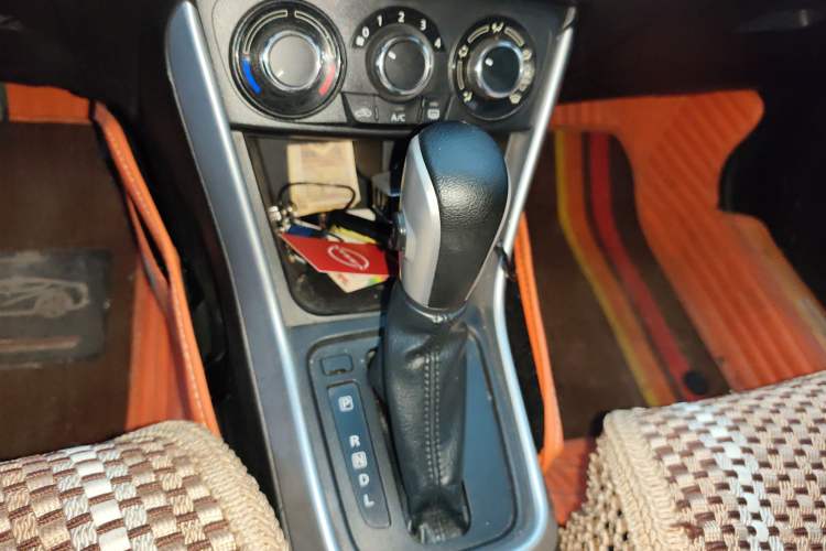 Used Suzuki S-Cross 2015 1.6L CVT Two-Wheel Drive Entry-Level Trim Gear Lever