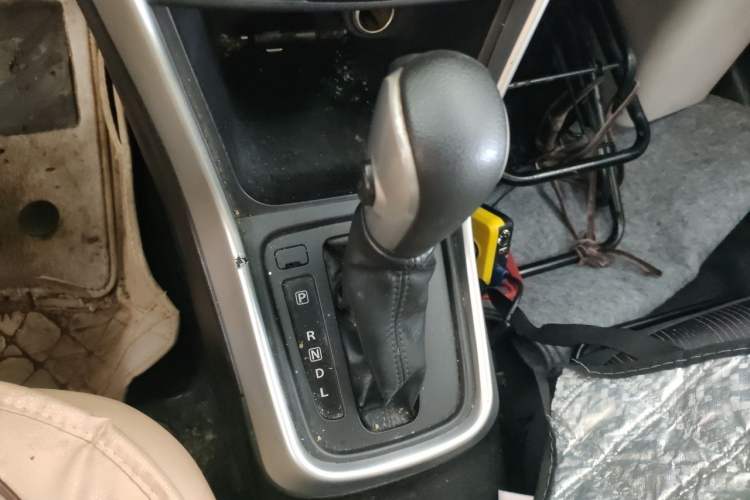 Used Suzuki S-Cross 2015 1.6L CVT Two-Wheel Drive Entry-Level Trim Gear Lever