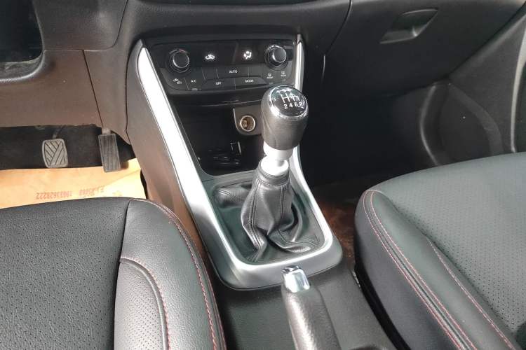 Used Suzuki S-Cross 2015 1.4T Manual Two-Wheel Drive Prestige Model Gear Lever