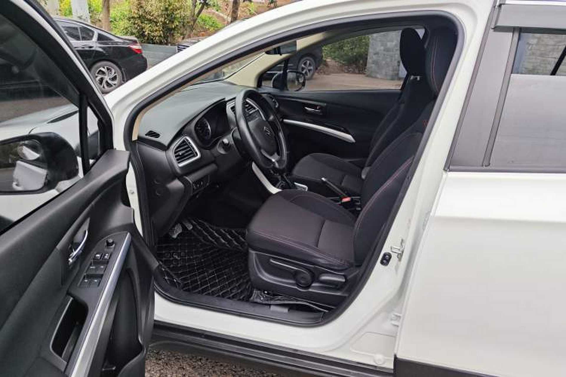 Used Suzuki S-Cross 2015 1.6L CVT Two-Wheel Drive Entry-Level Trim Interior 1
