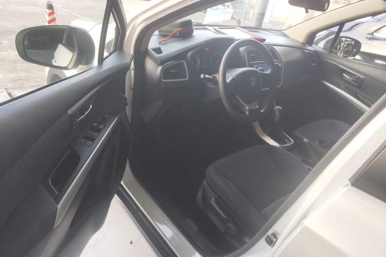 Used Suzuki S-Cross 2015 1.6L CVT Two-Wheel Drive Entry-Level Trim Interior 3