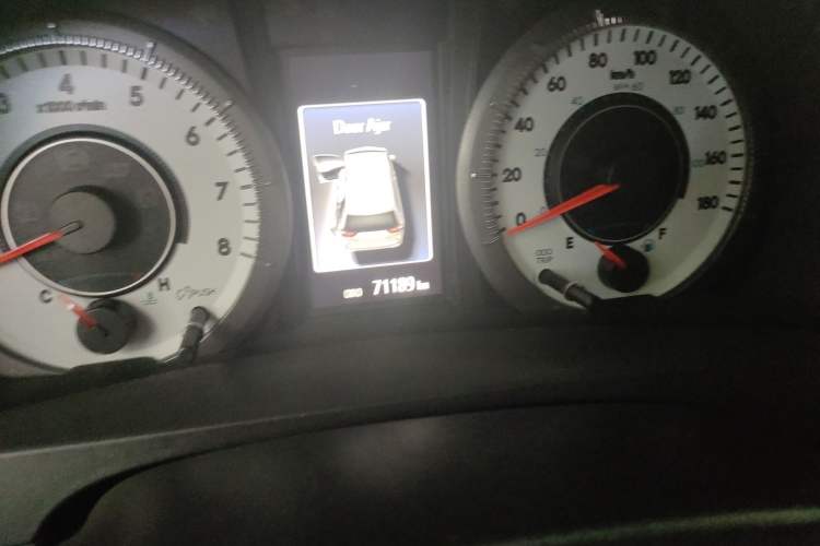 Used Suzuki S-Cross 2015 1.6L CVT Two-Wheel Drive Elite Version Odometer Close Up