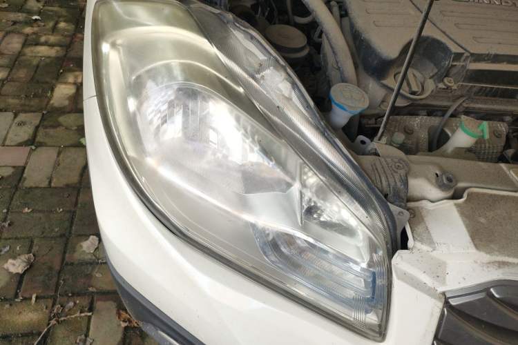Used Suzuki S-Cross 2015 1.6L CVT Two-Wheel Drive Entry-Level Trim Right Front Headlight