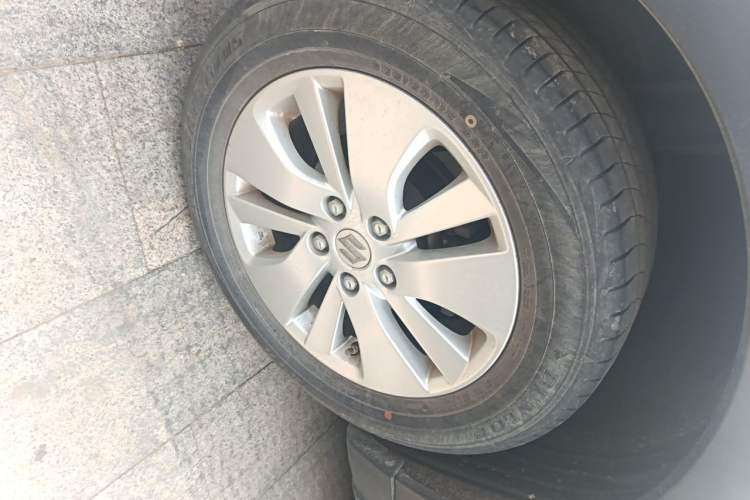 Used Suzuki S-Cross 2015 1.6L CVT Two-Wheel Drive Entry-Level Trim Right Front Wheel Hub