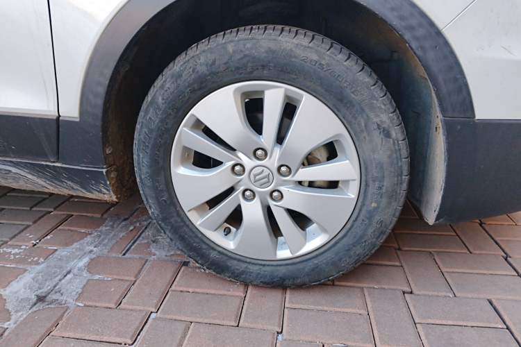 Used Suzuki S-Cross 2015 1.6L CVT Two-Wheel Drive Entry-Level Trim Right Front Wheel Hub