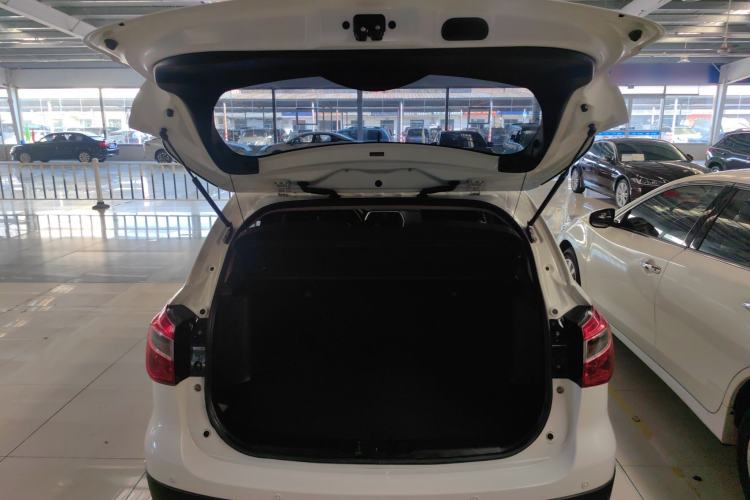 Used Suzuki S-Cross 2015 1.6L CVT Two-Wheel Drive Entry-Level Trim Trunk